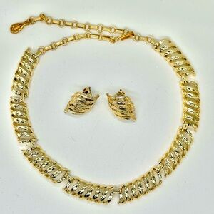 Vintage Gold Tone Chunky Chain Link Choker Necklace Earring Set Clip Demi Parure